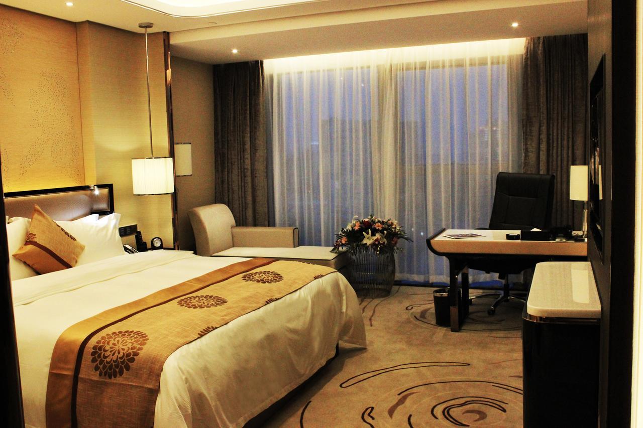 Wuhan Youyi International Hotel Bagian luar foto